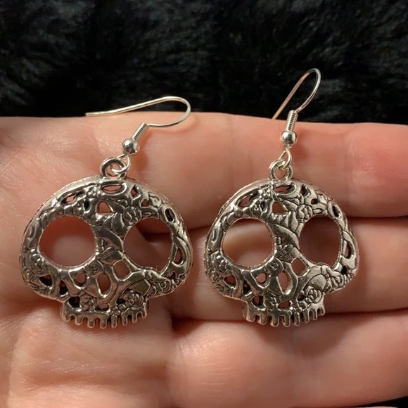 Jewelry - 🖤Skull Earrings-925 hooks
